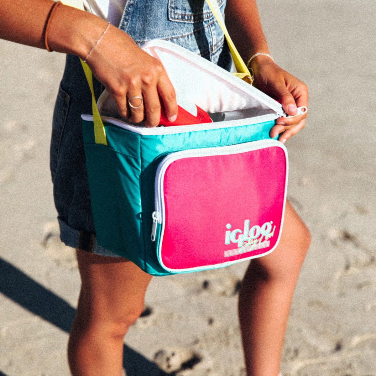 Igloo 90s Retro lunch box with dual-zip closure secures contents during transport