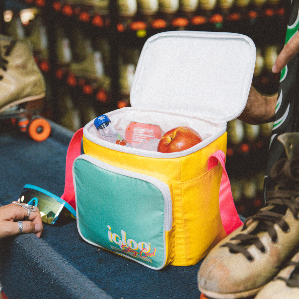 Igloo 90s Retro lunch box highlighting leak-resistant liner for mess prevention