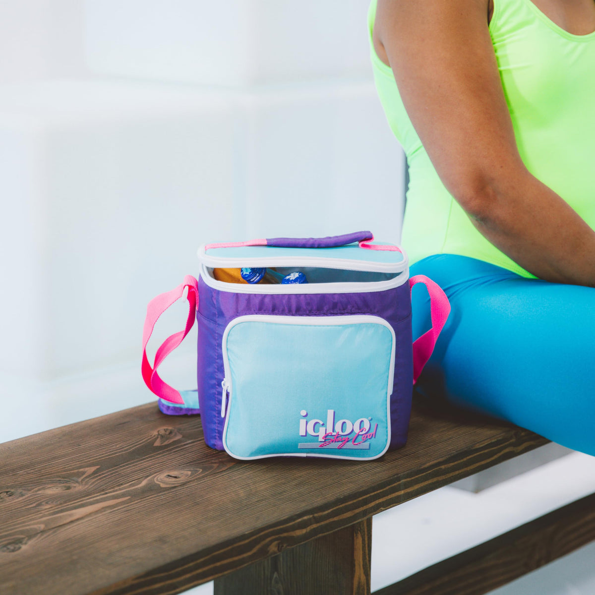 Igloo 90s Retro Square Lunch Box Leak-resistant Liner is easy to wipe clean