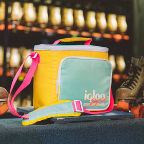 Igloo 90s Retro square lunch box showing lightweight insulated liner for easy cleaning