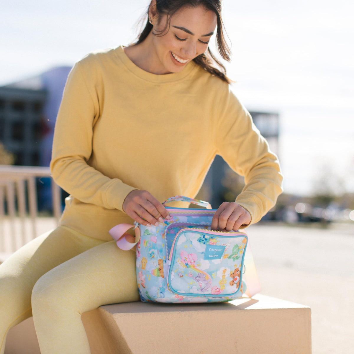 Igloo adjustable-shoulder-strap for comfortable carrying on the go.