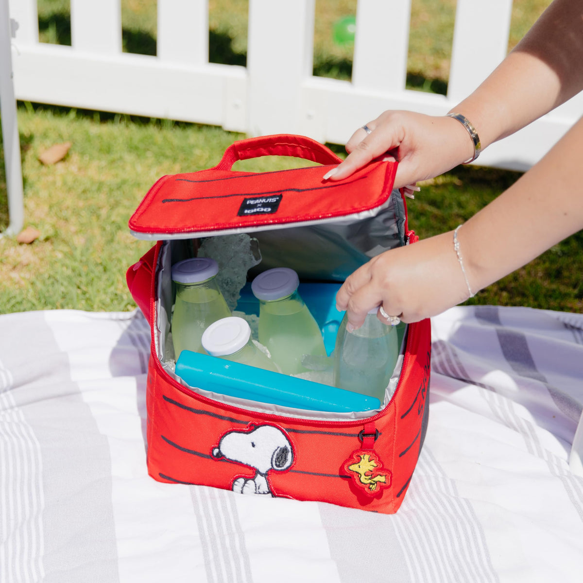 Igloo Snoopy’s House top handle offers quick grab-and-go.