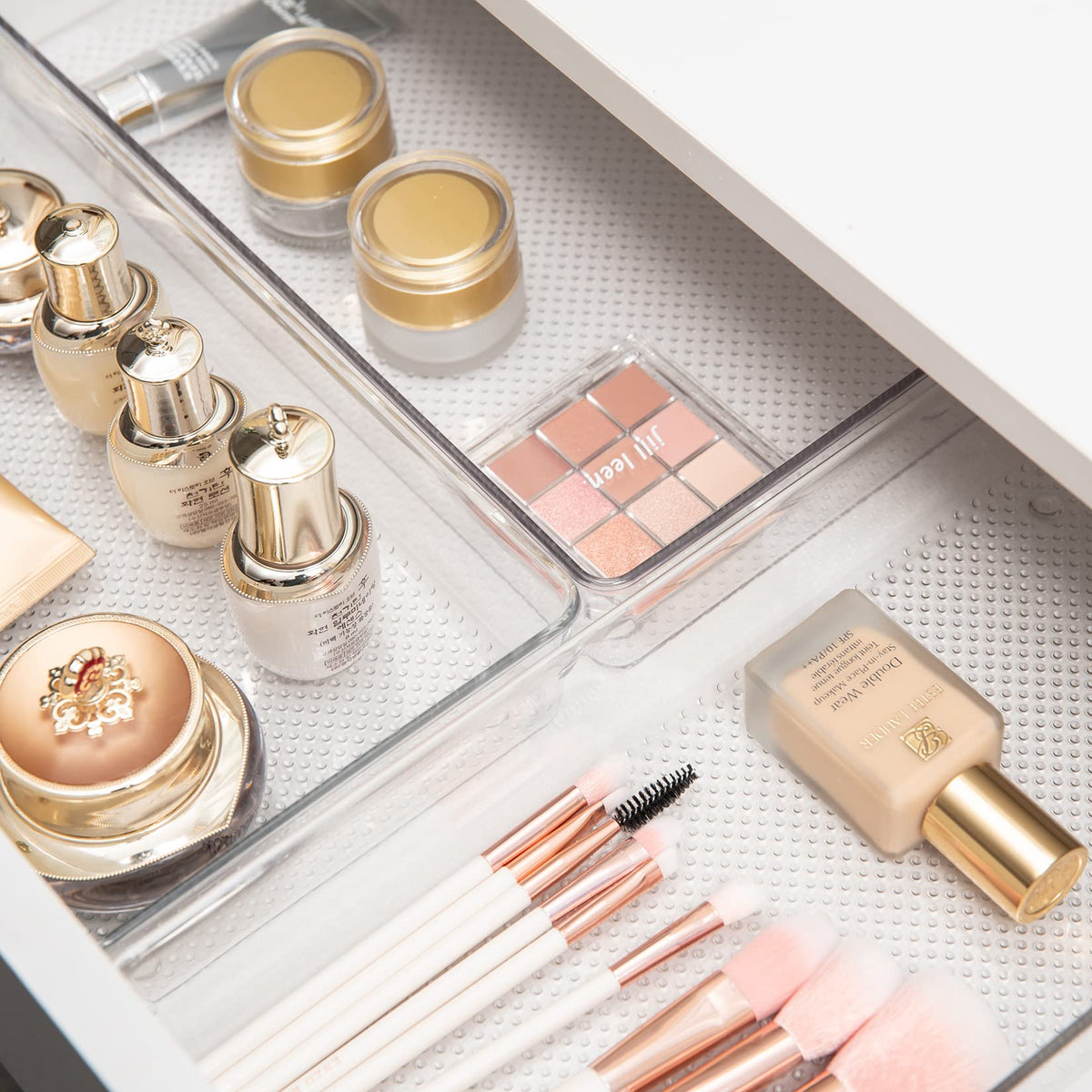 ihomecooker makeup organizer tray keeps cosmetics neatly arranged and easy to reach.