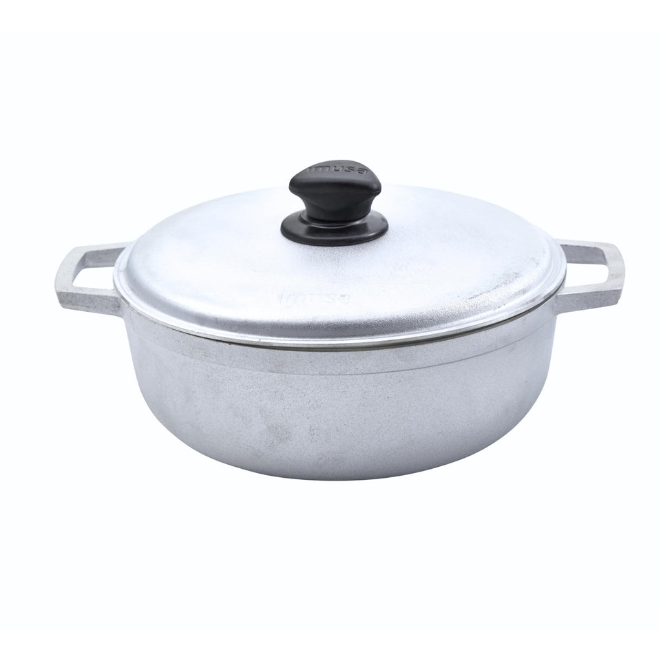 IMUSA 2.6qt caldero with lid and handles for safe, comfortable lifting.