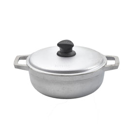 IMUSA Caldero 2QT cast aluminum vessel for everyday use with sturdy construction.