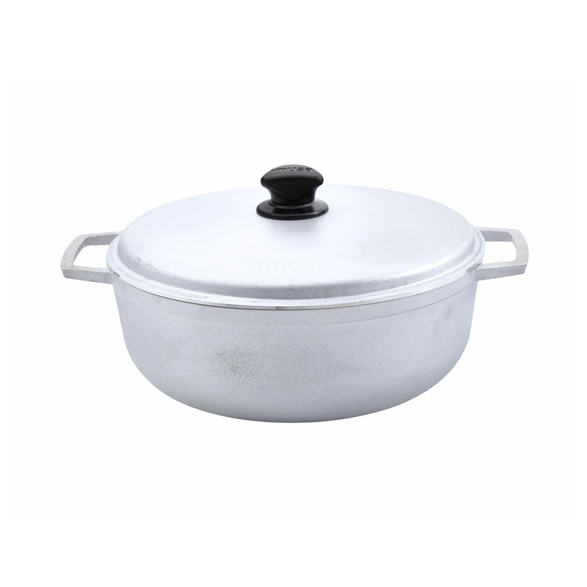 Imusa 7.5-quart caldero with lid on, ideal for large-batch rice and stews.