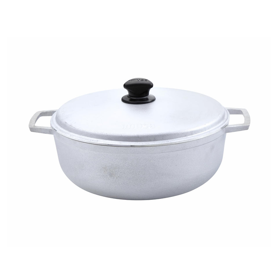 Imusa 7.5-quart caldero with lid on, ideal for large-batch rice and stews.