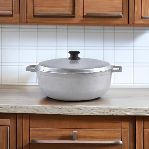 Imusa caldero handles provide a secure grip for easy serving.