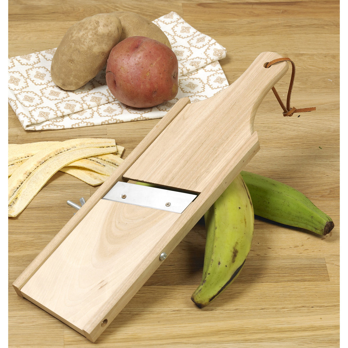 Imusa Mariquitera wood slicer demonstrating durable, easy-to-clean design in use