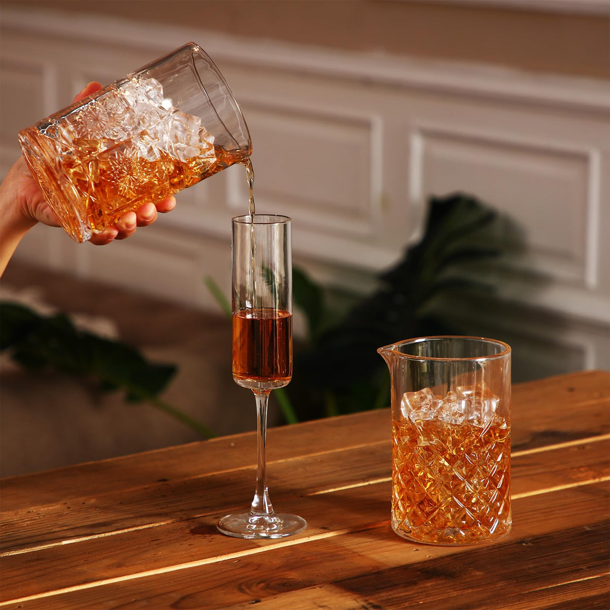 Inbagi thick-bottom mixing glass provides stability during stirring and pouring.