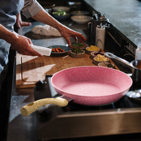 Innerwell dishwasher-safe egg pan tag indicating easy cleaning