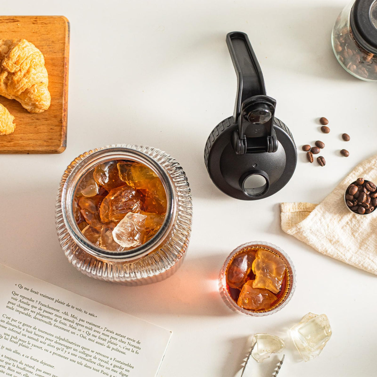INSETLAN ergonomic handle helps steady pour and prevent spills.