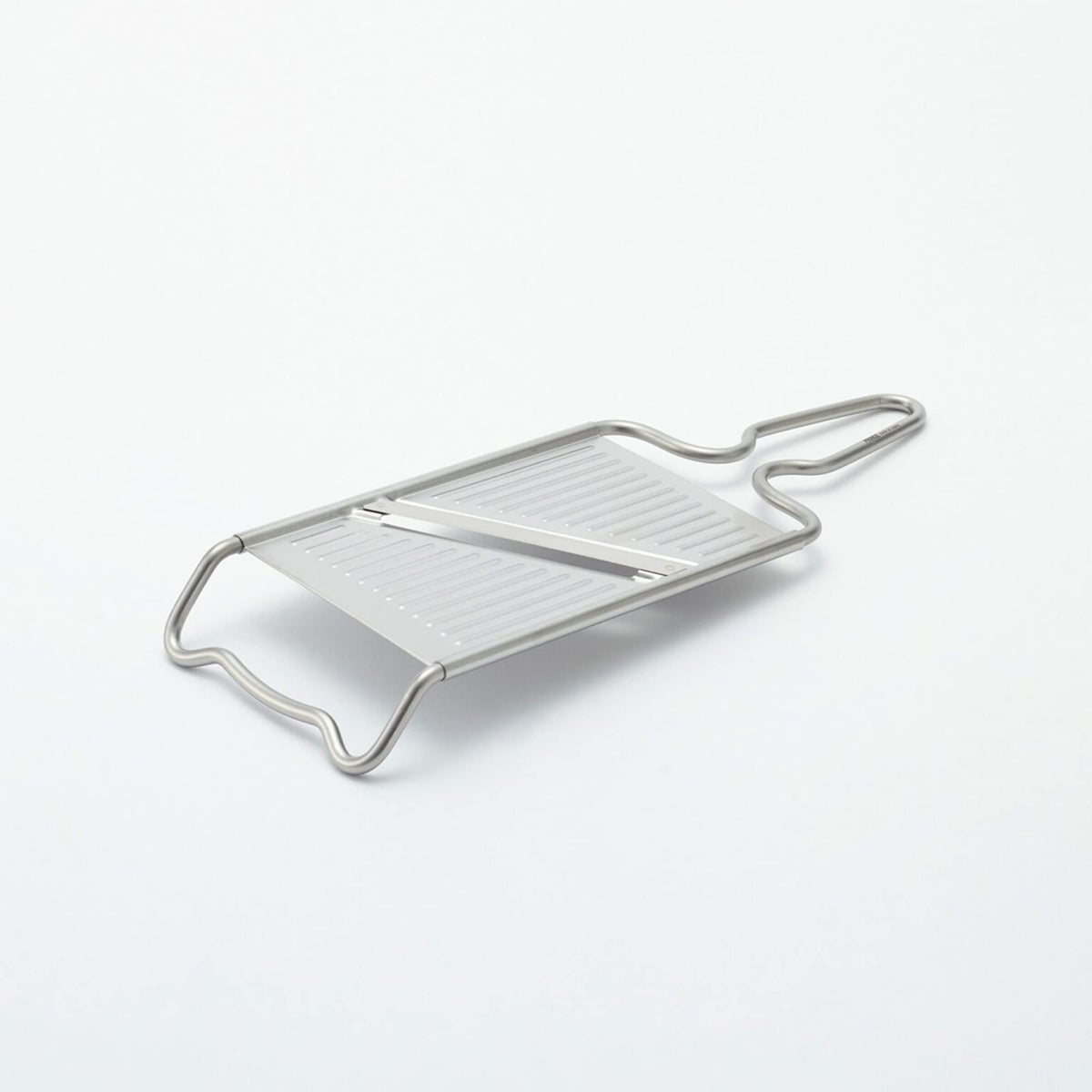 IPPINKA slicer firm grip handle provides confident control.