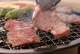 Iwatani CB-P-AM3 Aburi stovetop grill pan with steam tray aids fat drainage.