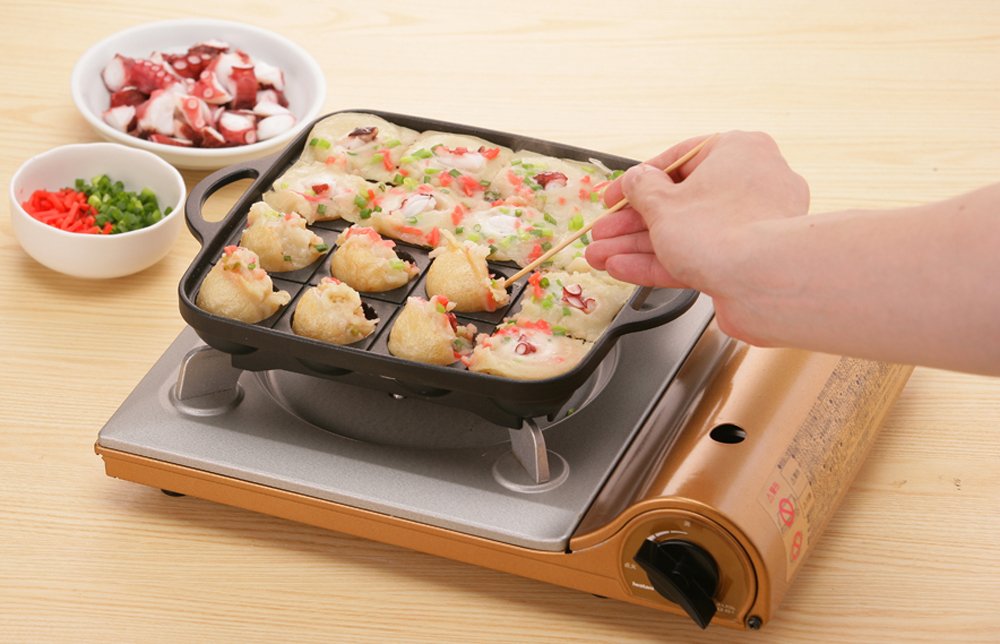 Thick aluminum body of the Iwatani pan enhances heat retention.