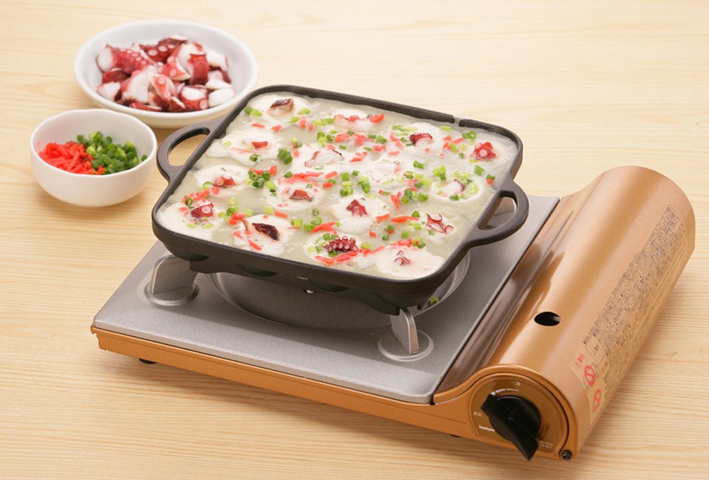 Nonstick coating on Iwatani pan enables simple cleanup after cooking.