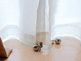 Iyulania outdoor table setup weights stabilize covers during picnics and porch gatherings.