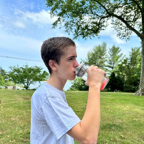 Outdoor hydration with Jarware infuser on-the-go during a sunny day