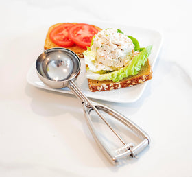 Jenaluca ergonomic trigger handle minimizes hand fatigue during scooping.