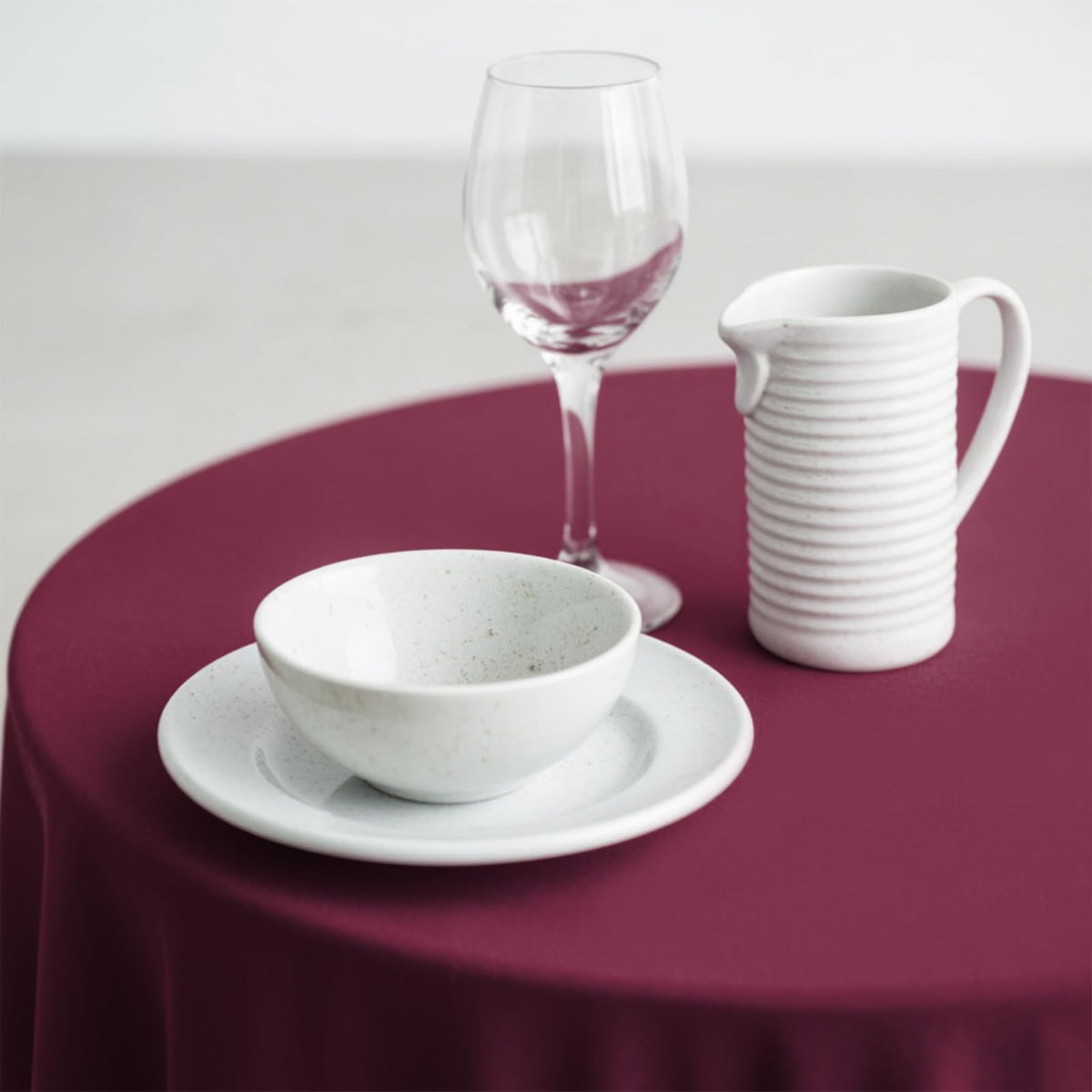 JHDZDHY burgundy round tablecloth during a casual gathering, resilient surface for quick cleanup