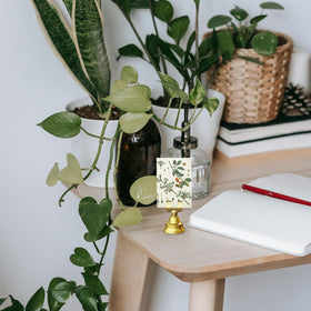 JICYOUP gold table display stand fits compactly on busy tabletops.