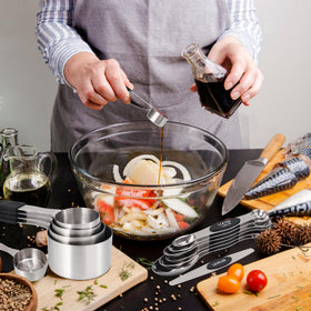 JIEJIE dual-use spoons measure both liquids and dry ingredients.