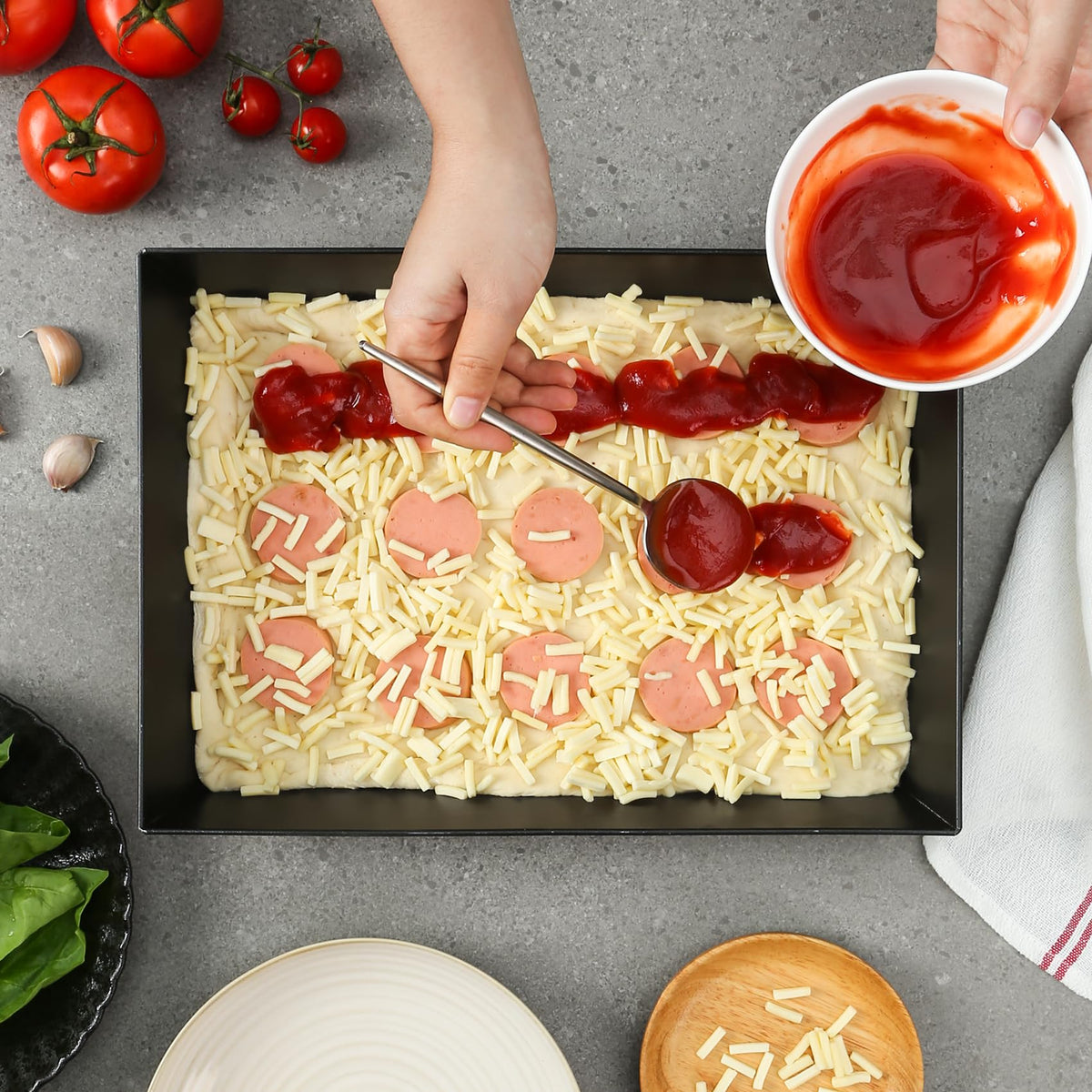 Jisculo Detroit-style pan shown with compatibility for Ooni and Roccbox ovens.