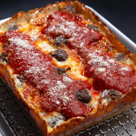 Jisculo Detroit-style pan pre-seasoned for easier release and ready-to-bake.
