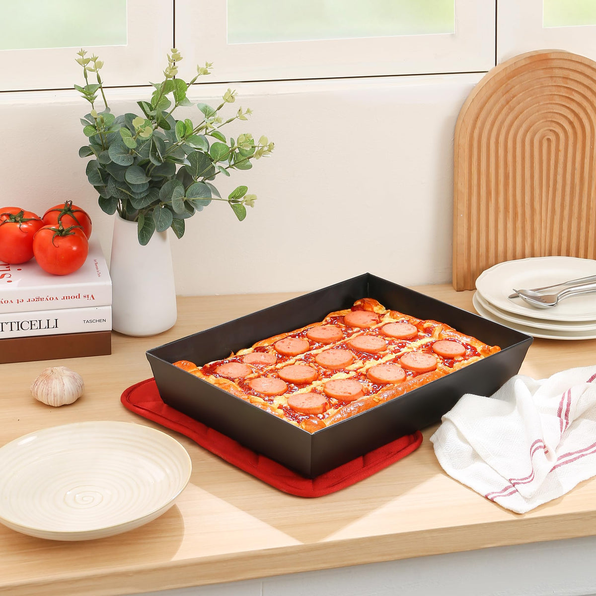 Jisculo pre-seasoned carbon steel surface helps achieve authentic Detroit-style results.