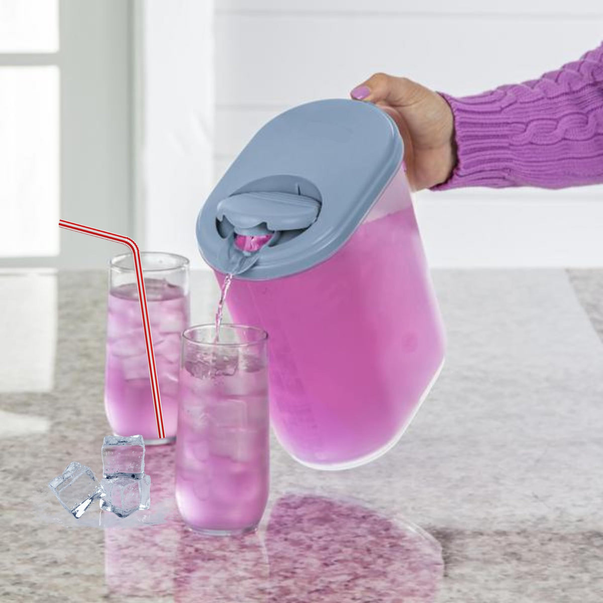 JOEY'Z pivot-top lid enables open pouring without spills.