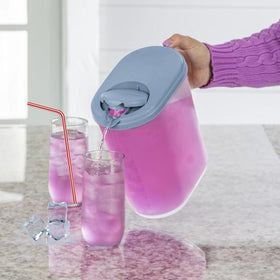JOEY'Z pivot-top lid enables open pouring without spills.