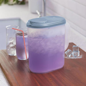 JOEY'Z pitcher shows graduated marks for precise beverage mixing.