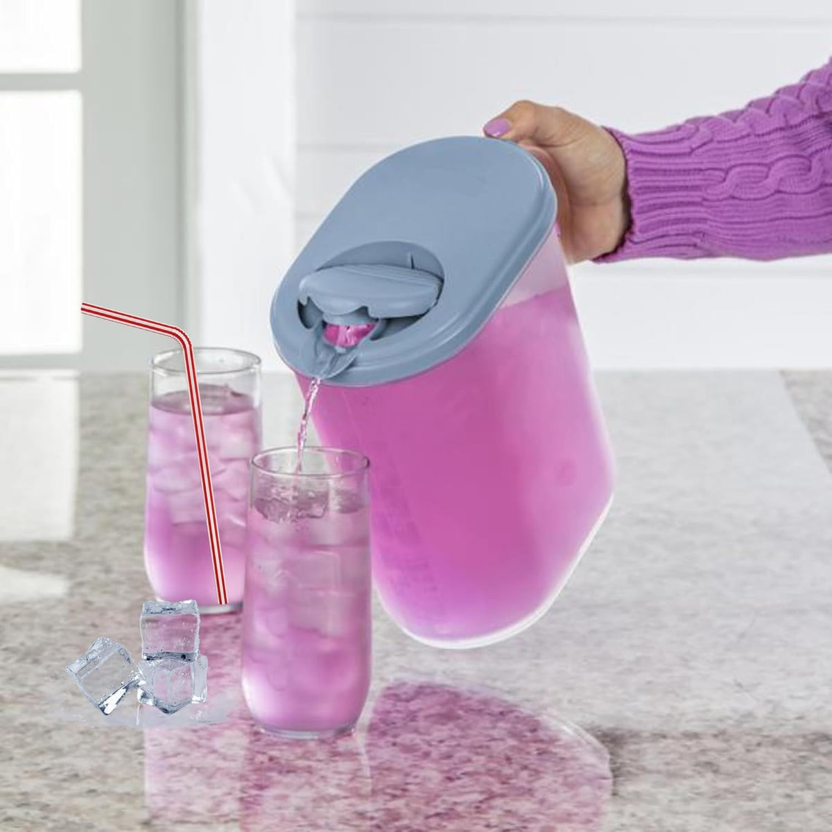 Joey'z pivot-top spout enables smooth, one-handed pouring.