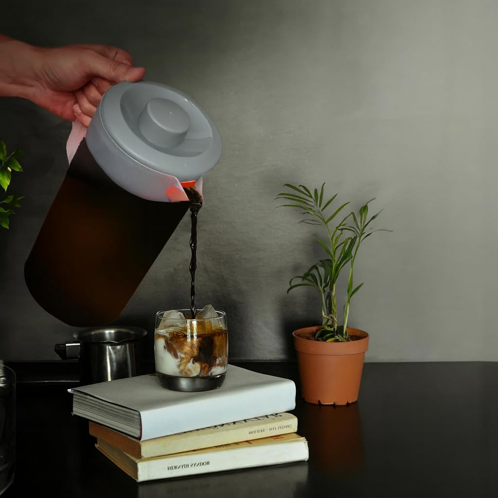 JOEY'Z water pitcher clear base for visible fill levels.