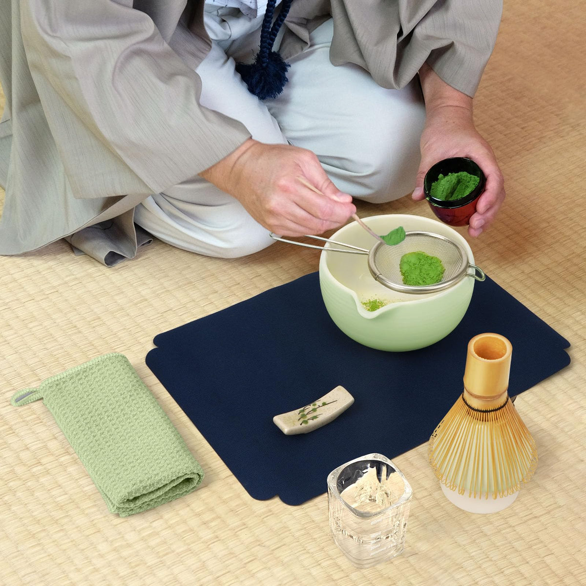 Joiish scoop rest complements the traditional tea ceremony.
