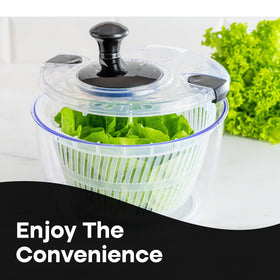 Joined salad spinner locking clamps prevent splashes during use