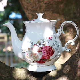 Jomop five-and-a-half-cup teapot ideal for sharing tea moments.