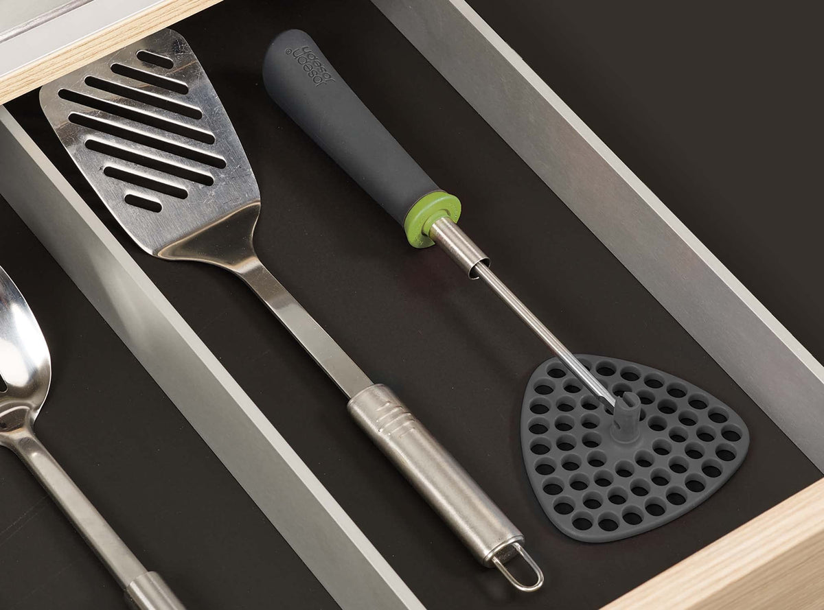 Delta comfort handle provides non-slip grip during mashing sessions.