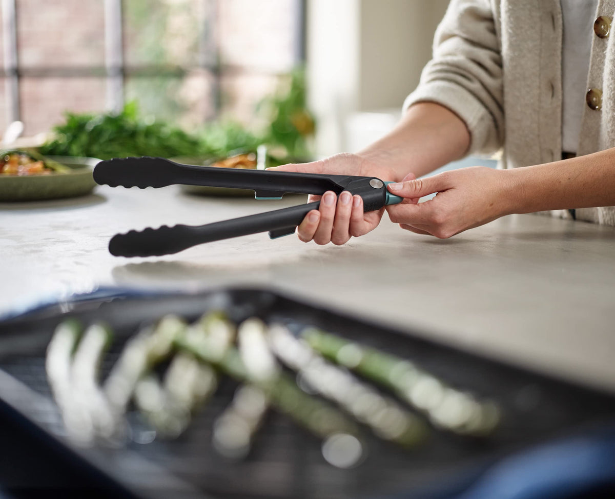 Joseph Joseph Duo Lockable Tongs integrated tool rest close-up for hygienic resting and reduced mess.