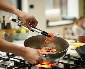Joseph Joseph Elevate Fusion tongs with integrated rests prevent tip contact on surfaces.