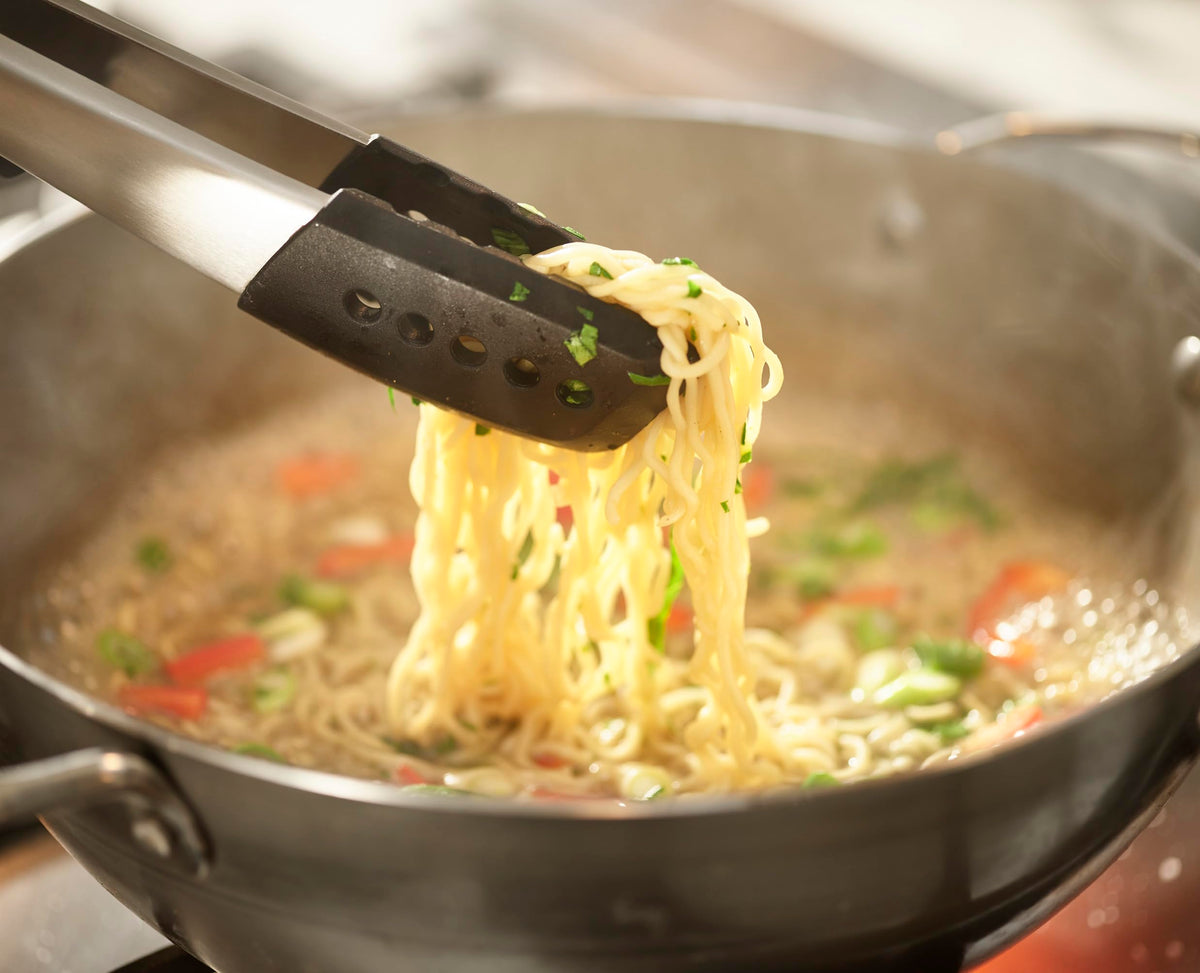 Joseph Joseph Elevate Fusion tongs with large tips ideal for bulky foods and firm gripping.