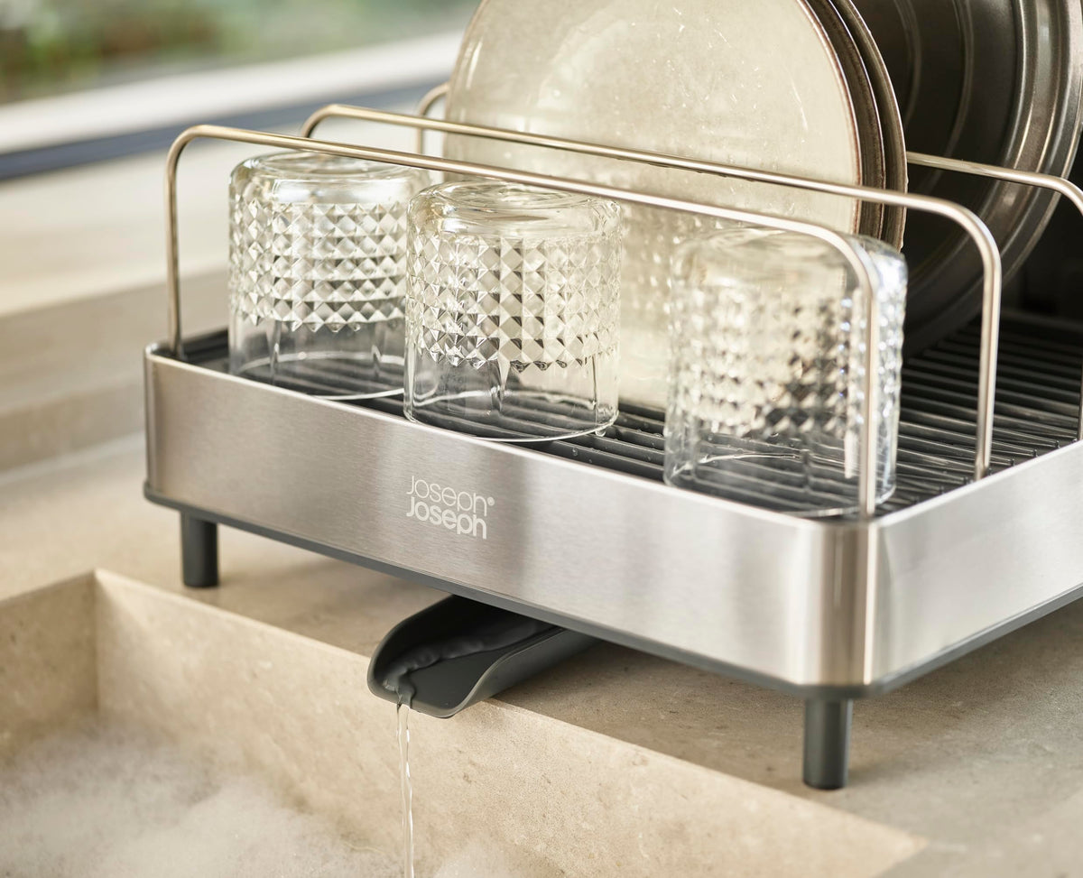 Joseph Joseph Extend Max Steel rack fingerprint-proof stainless finish for easy maintenance.