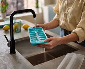 Joseph Joseph Flow tray with 14-cube capacity for bulk ice