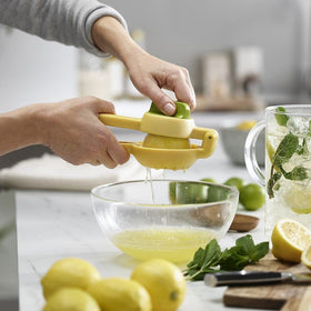JuiceMax dishwasher-safe design simplifies cleanup after use.