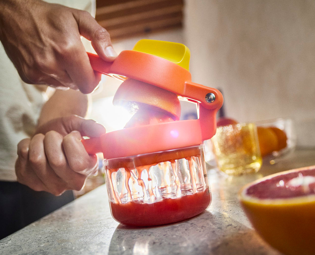 Drip-free pouring from JuiceMax Plus with dual side spouts