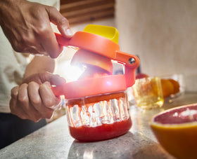 Drip-free pouring from JuiceMax Plus with dual side spouts