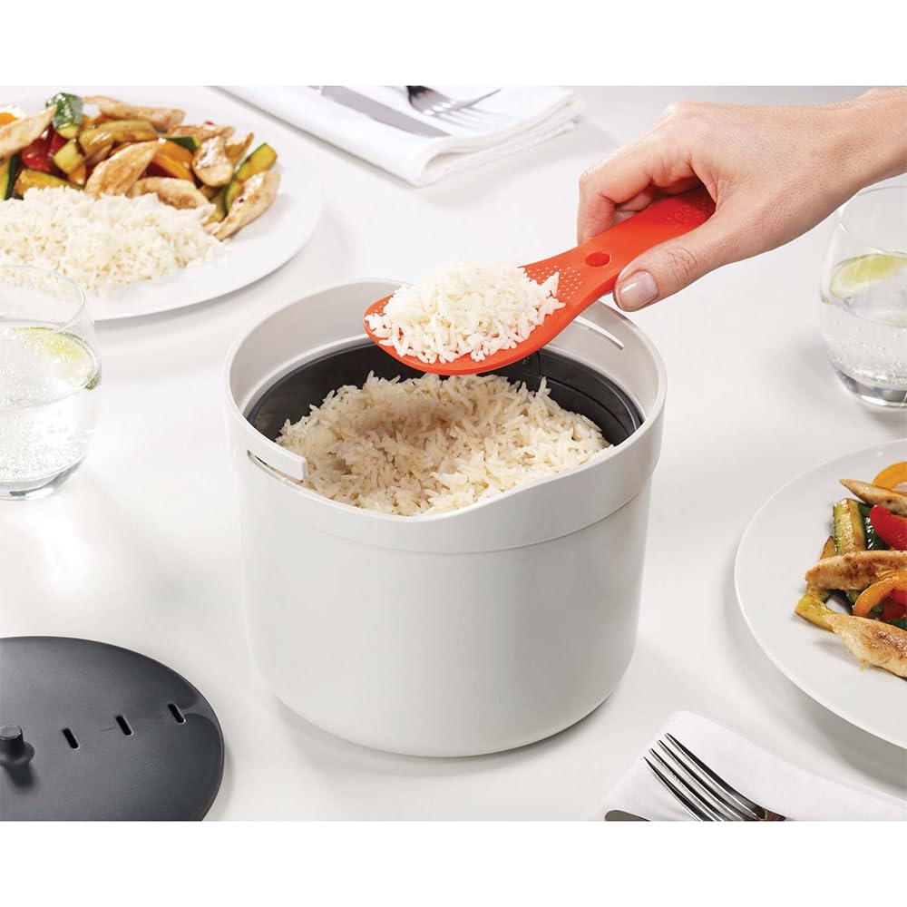 Joseph Joseph M-Cuisine lid shown for secure steam containment.