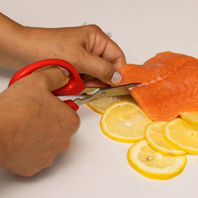 Joyce Chen Unlimited scissors slice through chicken bone with torque engineering.