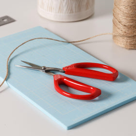 Ergonomic handles on Joyce Chen Unlimited scissors support left and right-handed users.