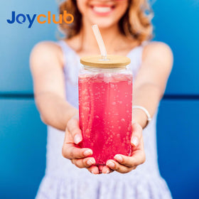 Joyclub drinking jar with bamboo lid on a table